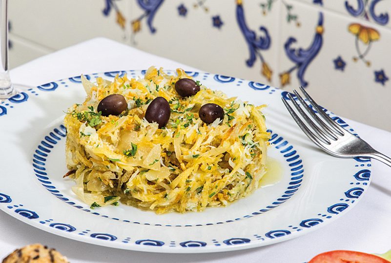 <span>Embaixada portuguesa na Lagoa, o Rancho Português sobe a serra com o bacalhau à brás, desfiado com batata palha, ovo mexido, azeitona e alho frito (foto), o arroz de pato molhadinho com rodelas de chouriço português, e seus irreparáveis pastéis de nata. Vai ser difícil resistir</span>