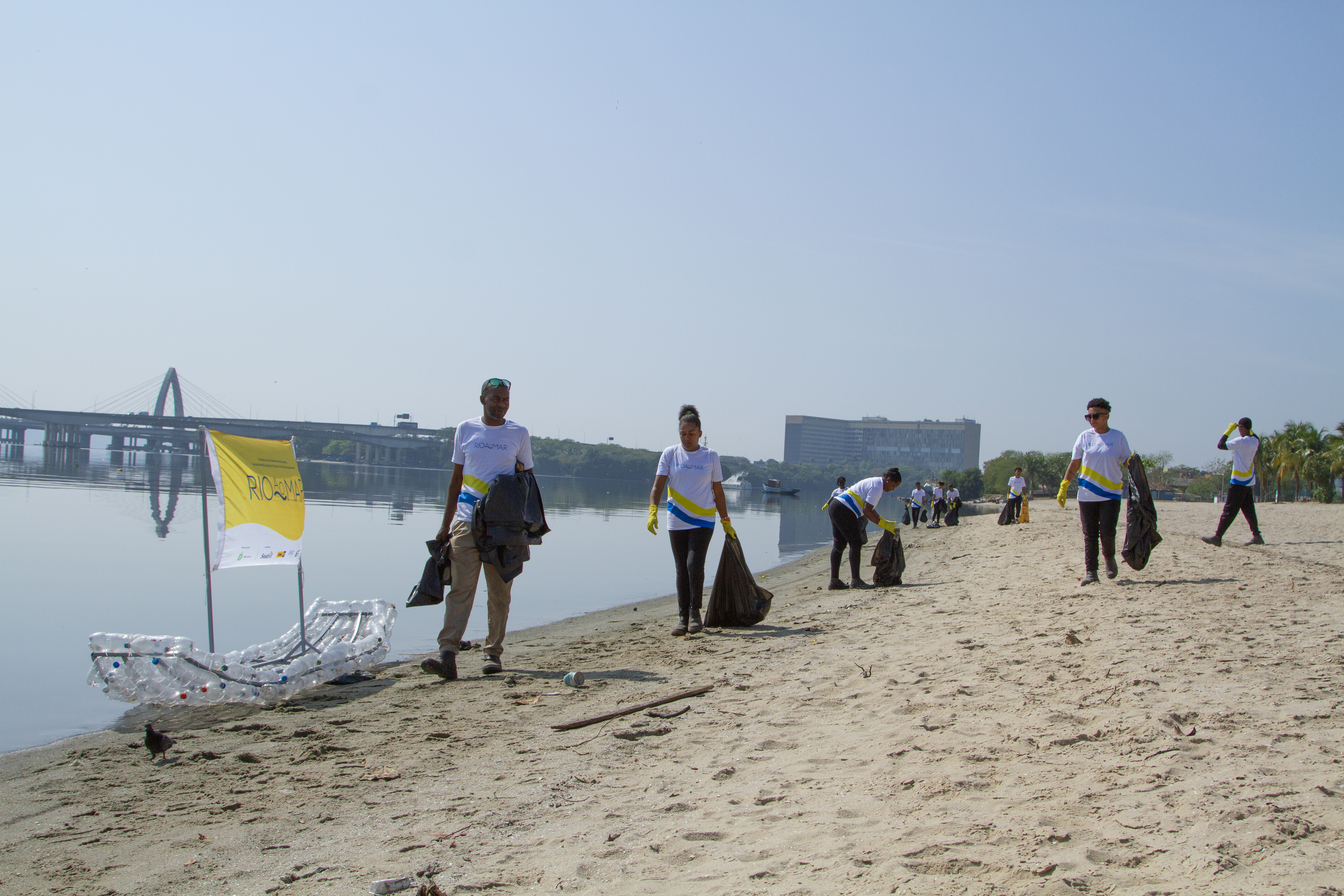 Mutir&atilde;o de limpeza na Praia de Ramos