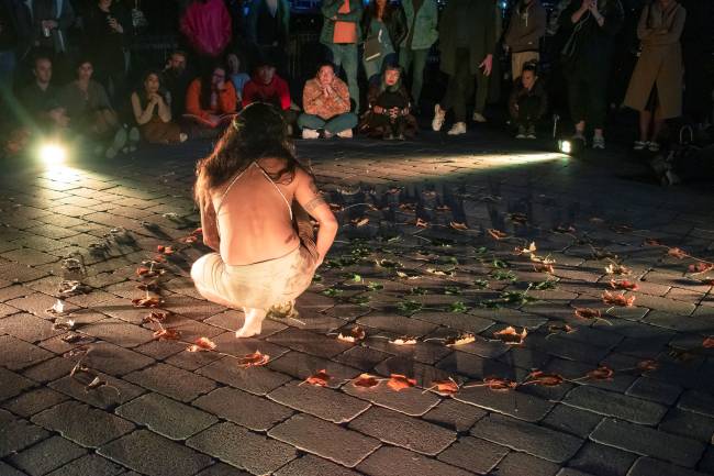 Espiral da Morte: artista indígena Uýra exibe performance