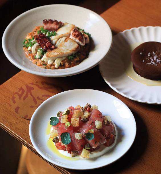 <span>Dono do contemporâneo Koral, o chef Pedro Coronha vai preparar um fresquíssimo atum mediterrâneo e o arroz de corais, que leva peixe, polvo, chorizo e caldo de frutos do mar. Para adoçar o paladar tem fondant de chocolate regado com creme de pistache e flor de sal</span>