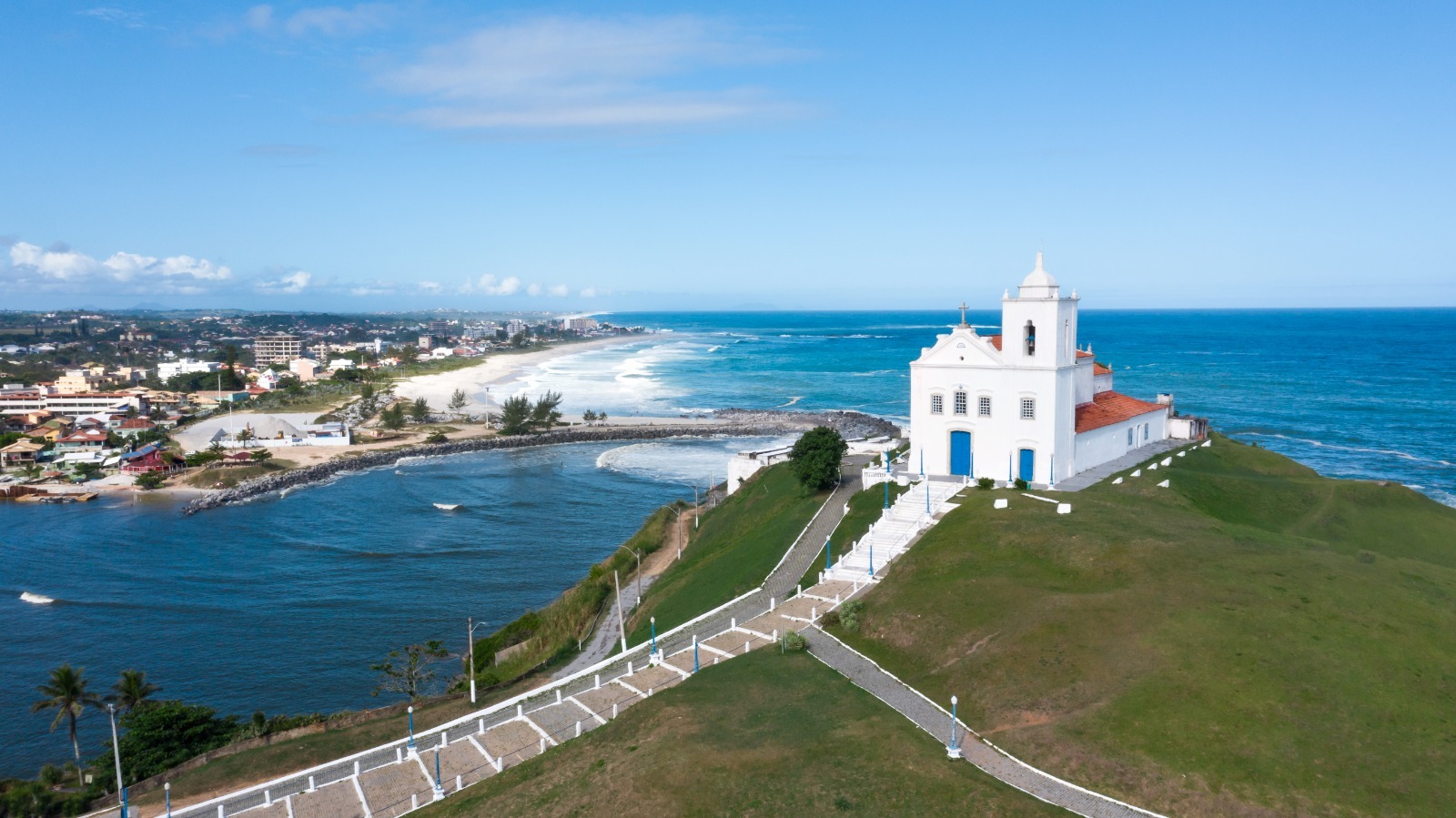 A orla de Saquarema, com a vista clássica da Igreja de Nossa Senhora de Nazaré no alto do morro