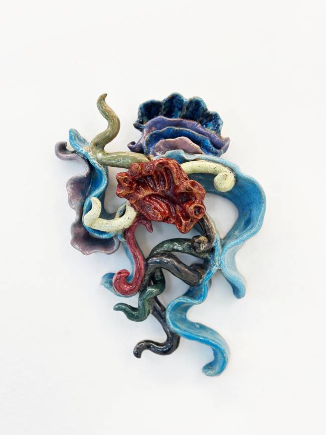 Willy Reuter: artista mineiro exibe série de oito objetos em cerâmica, além de pinturas e desenhos