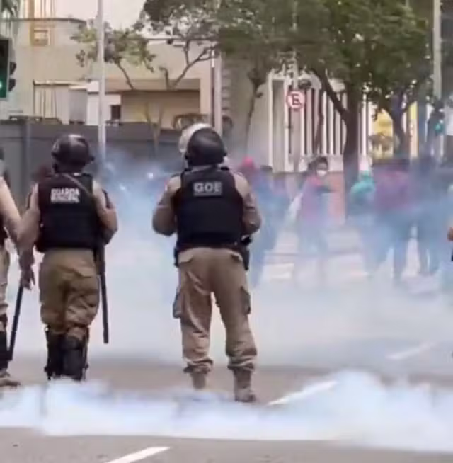 Desocupação de prédio no Centro do Rio é marcada por confusão