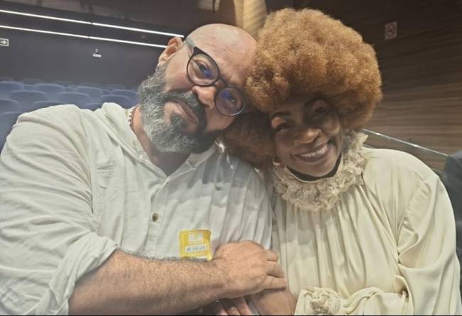 O dramaturgo Elissandro de Aquino e Zezé Motta