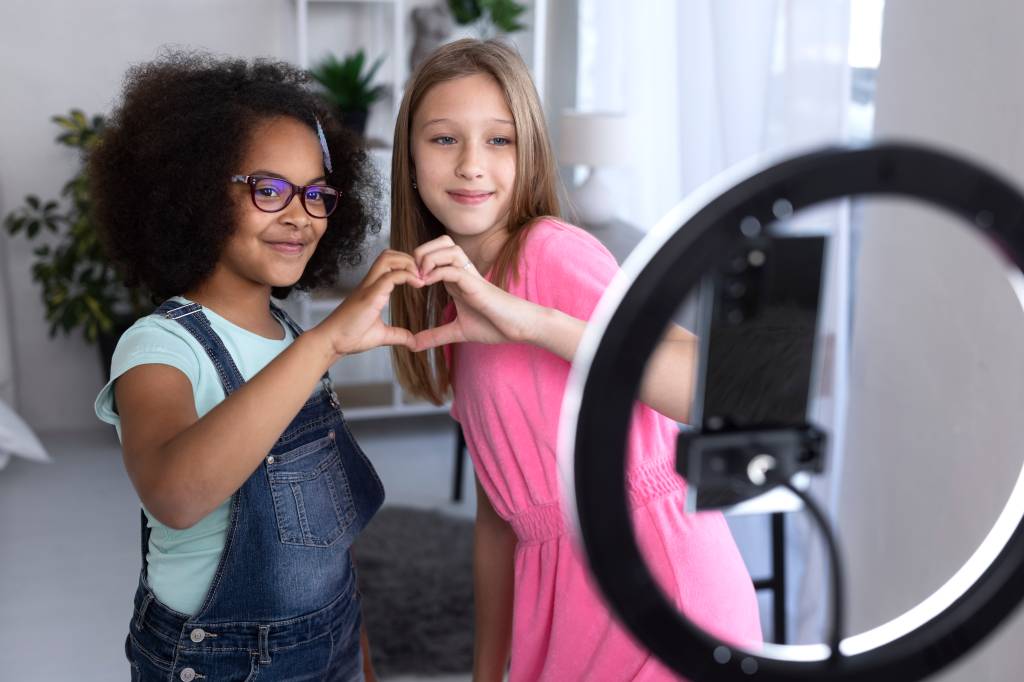 Influenciadores mirins: agora, trabalho só com autorização da Justiça