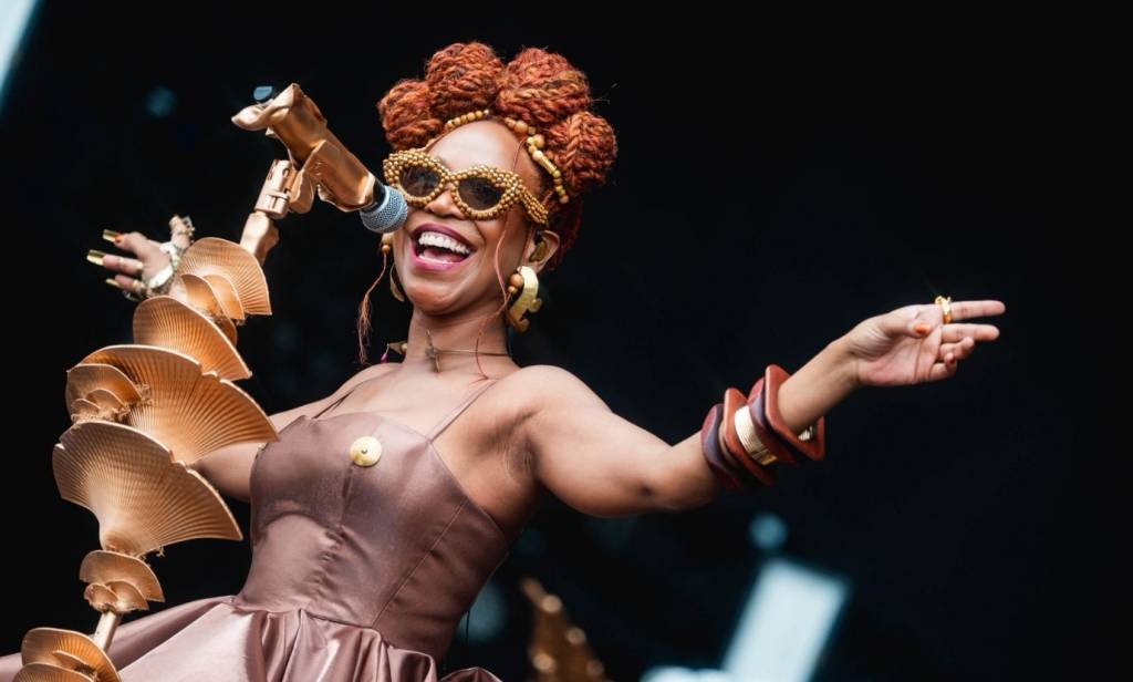 Karol Conká aproveita The Town para cantar pela primeira vez com o filho