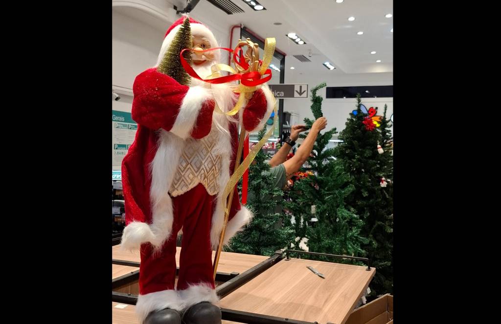 Vitrines natalinas surgem antes da primavera: ansiedade capitalista?