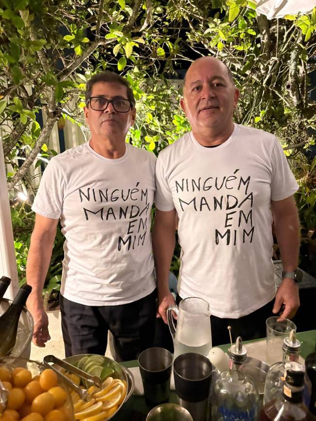 Thomas e Humberto usando a camiseta do artista pernambucano Joelson, que participou do Jardim das Esculturas na ArtRio