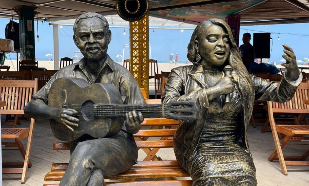 Preta Gil ganha estátua na orla de Copacabana