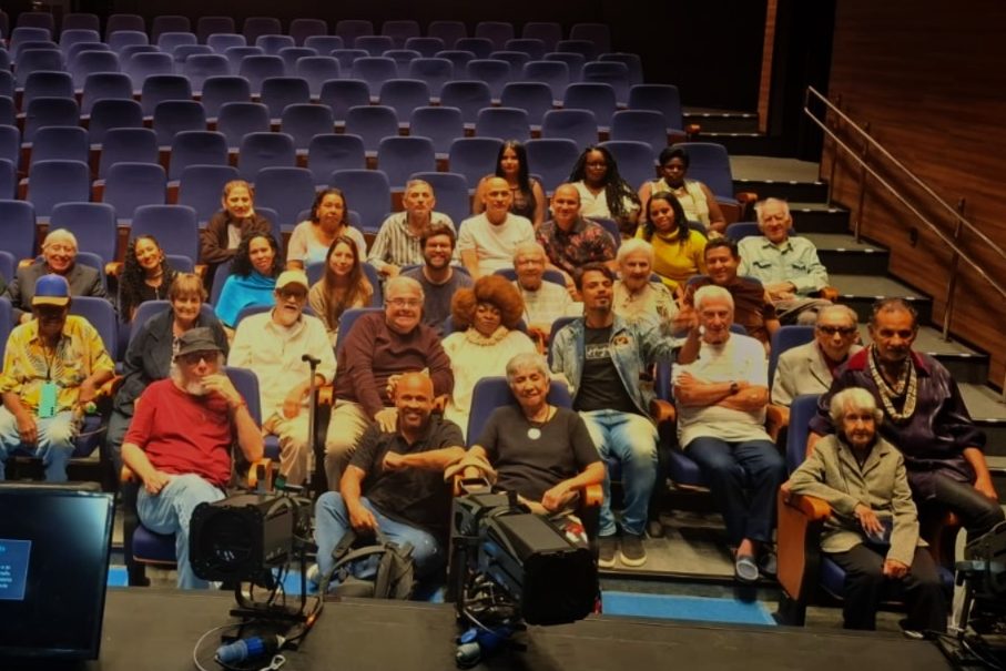 Zezé Motta celebra o Dia do Teatro com moradores do Retiro dos Artistas