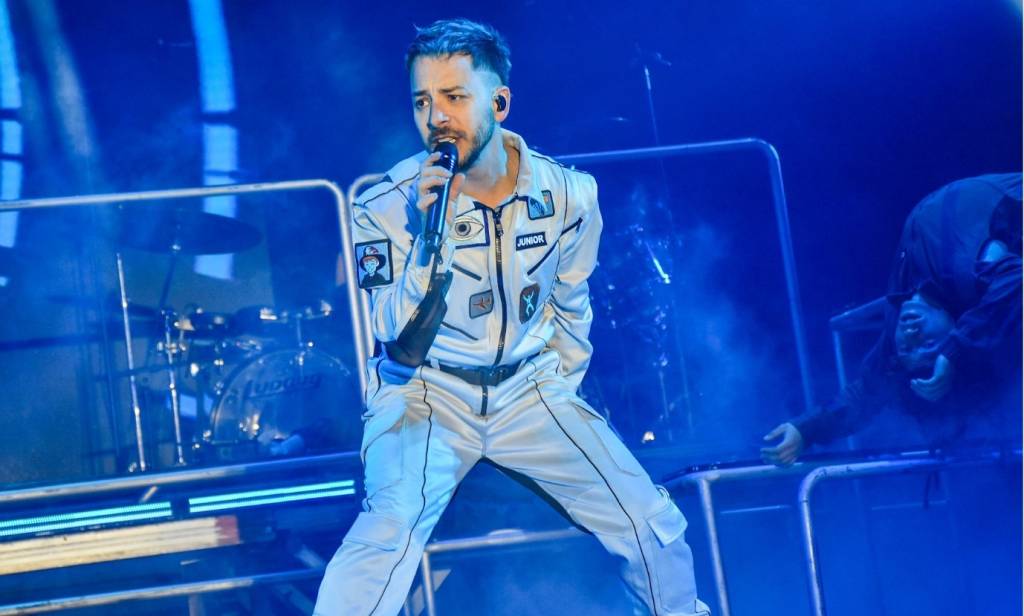 Show de Junior no The Town viraliza na redes e cantor vira alvo da direita