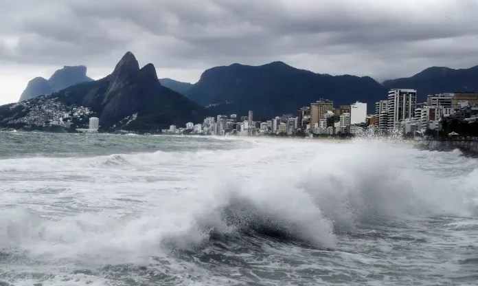 Temperatura despenca no Rio e Marinha alerta para ressaca no mar