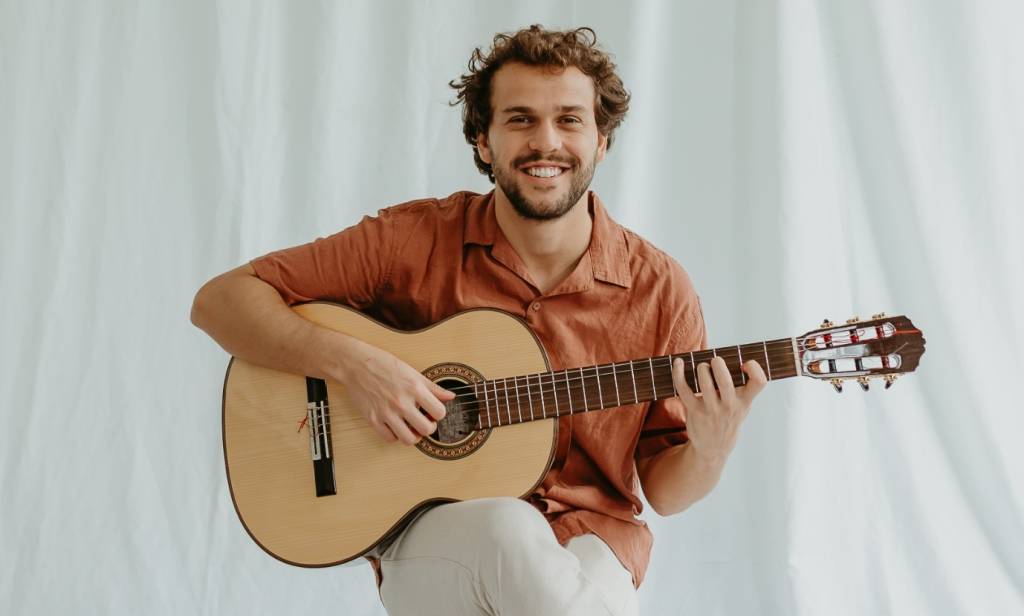 Theo Bial canta Chico Buarque no palco da Casa Julieta de Serpa