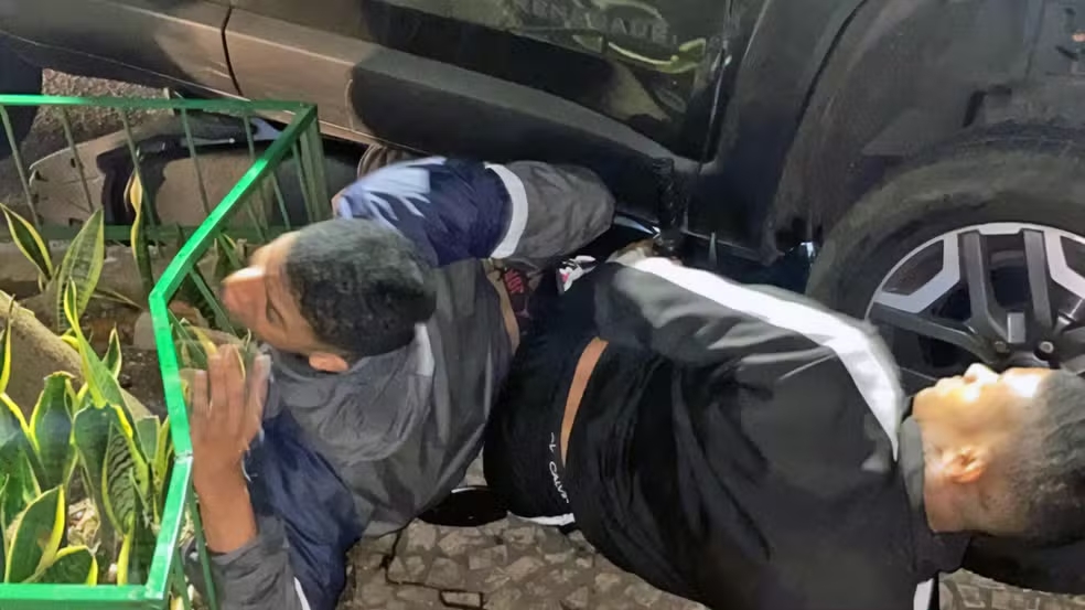 Motorista escapa de roubo no Jardim Botânico ao jogar carro contra bandidos