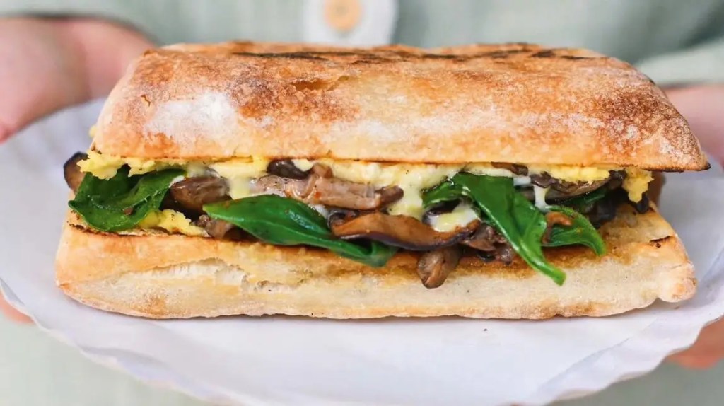 Araucária: cogumelos com homus, espinafre e molho de pimenta sriracha