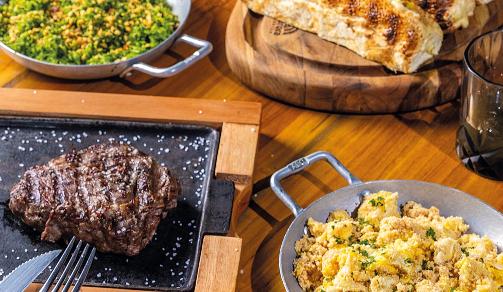 BBQ Lagoa faz fumaça de churrasco americano na lenha