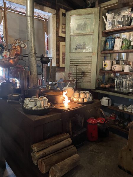 Fogão à lenha e doce de leite no tacho no Dona Lucinha