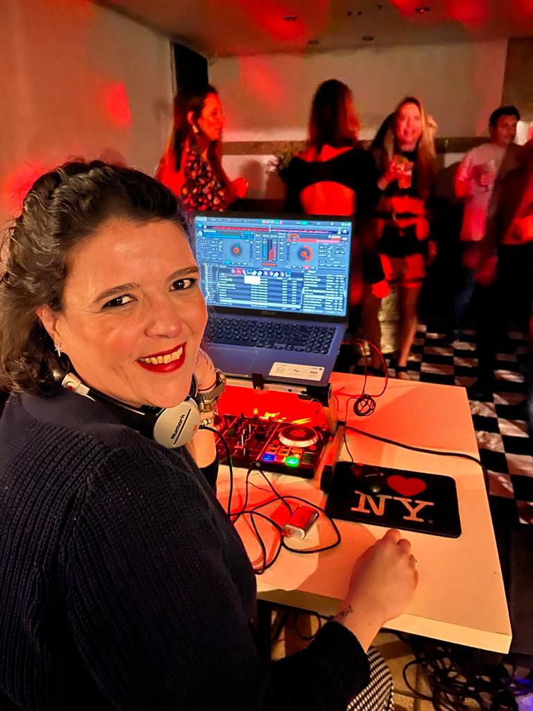 DJ Carol Novaes, do Emp&oacute;rio 37