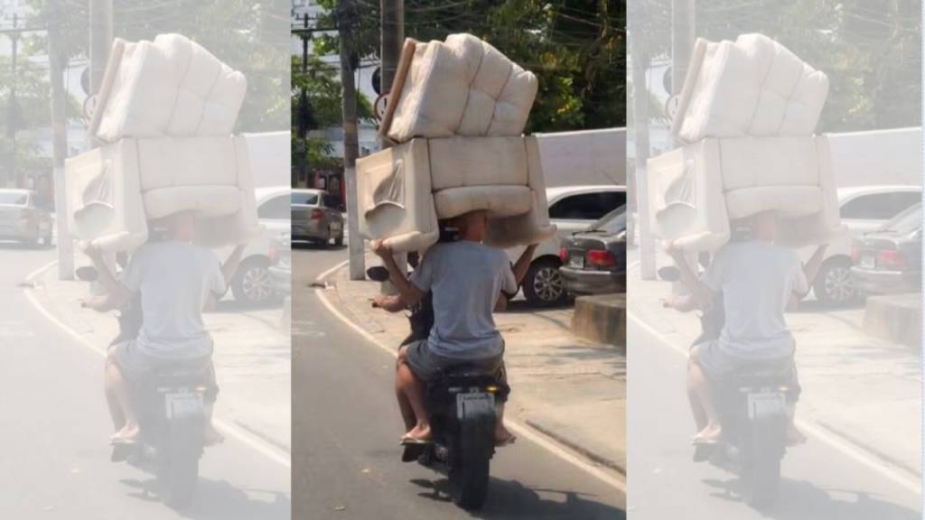 Só no RJ… Motoqueiro e garupa carregam poltrona sobre a cabeça