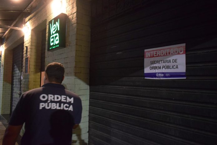 Bar na Tijuca é interditado por venda de bebida sem registro