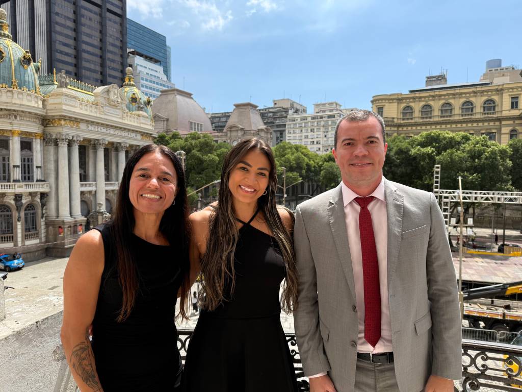 Campeã do UFC recebe medalha na Câmara do Rio