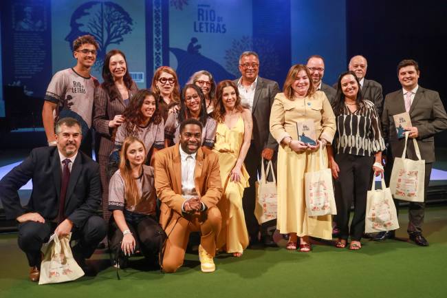 Lázaro Ramos e Thalita Rebouças posando com representantes da Firjan SESI, da Seeduc, da ABL e com alunos responsáveis pela capa da segunda edição do livro que reúne as obras vencedoras do Prêmio Rio de Letras