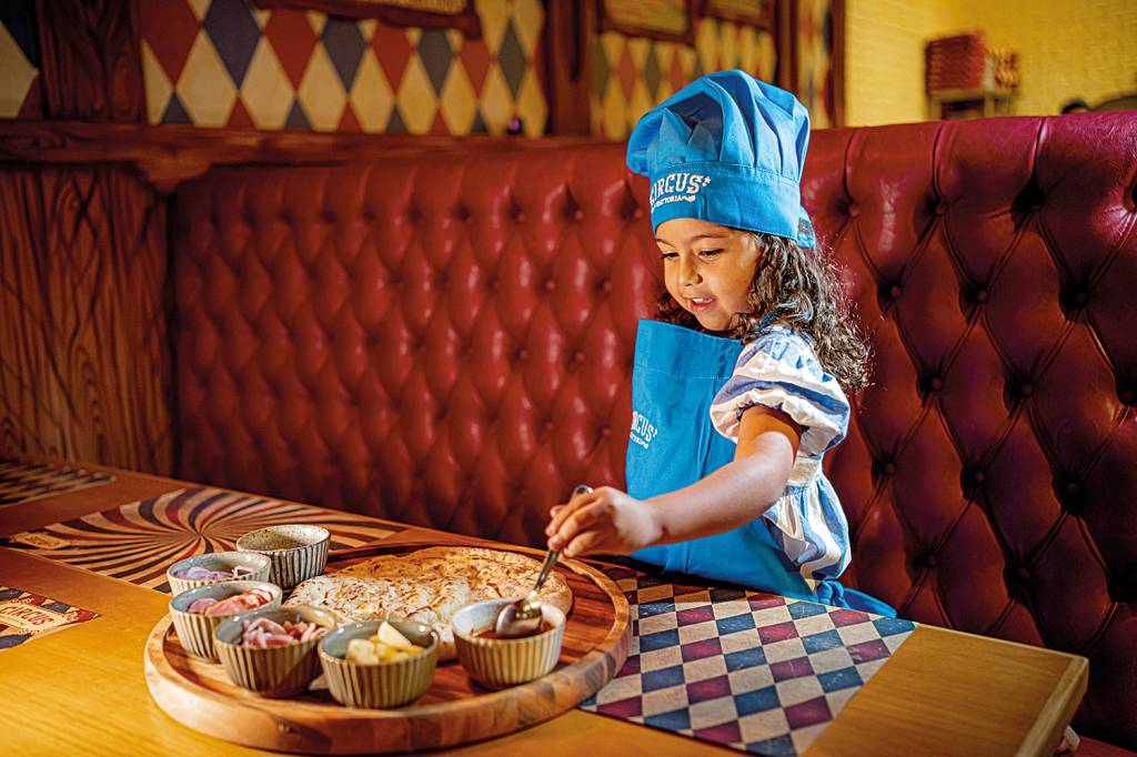 Em trattoria circense, pequenos são pizzaiolos por um dia