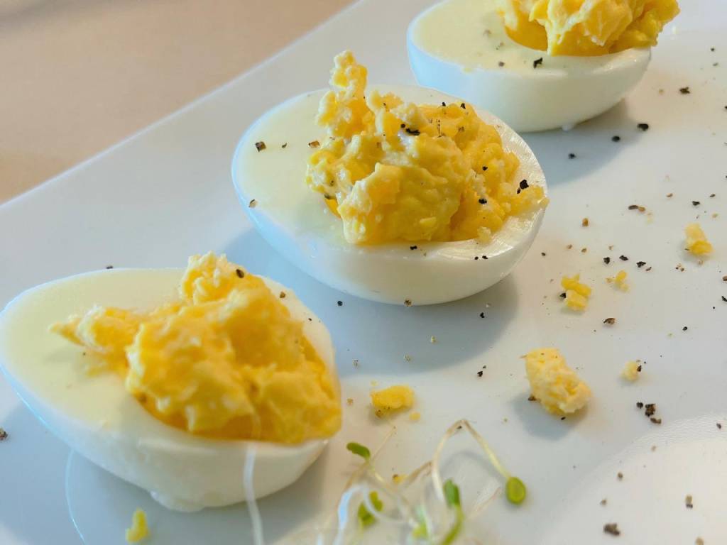 Receita: A história paralela do œuf mimosa e do deviled egg