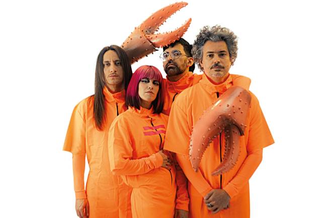 Supercombo – Renato Peres.jpeg Supercombo: faz o show de Caranguejo, obra de abordagem conceitual que teve sua primeira parte lançada em agosto.