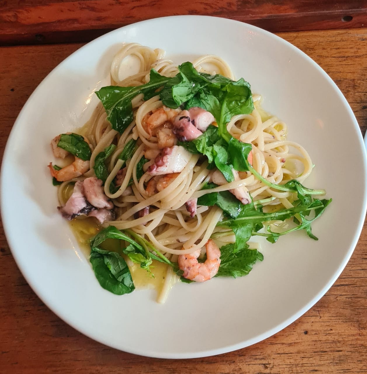 Espaguete com r&uacute;cula e frutos do mar da Casa do Sardo