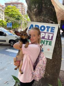Jovems egura cachorro no colo