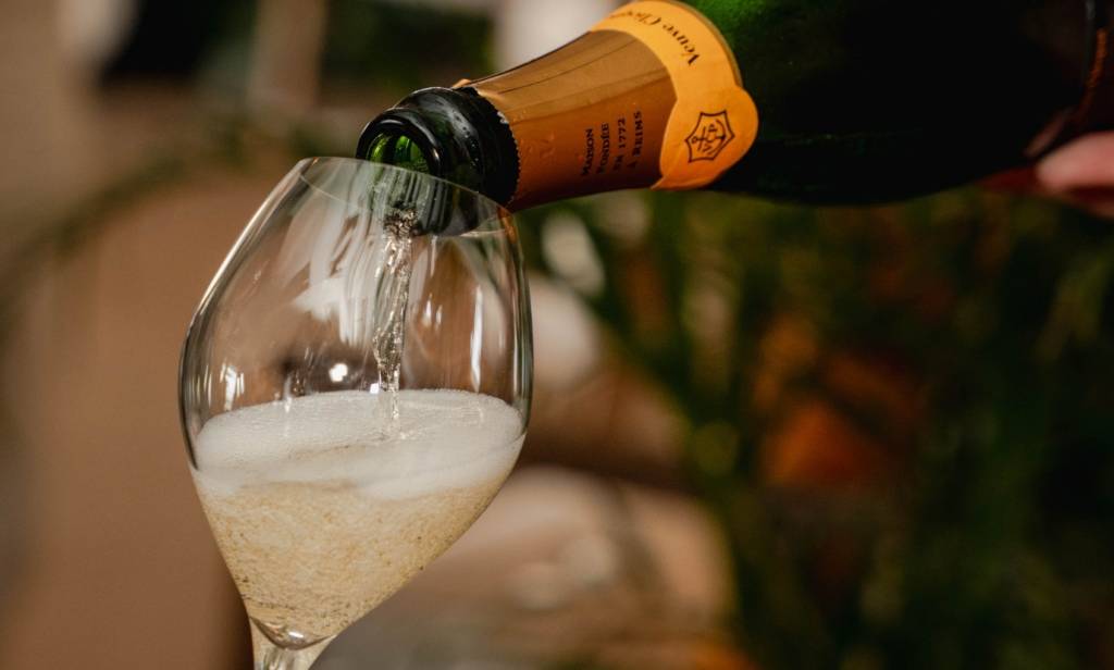 Como servir champagne de forma perfeita