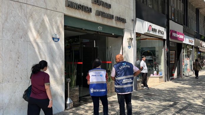 Procon apura se Águas do Rio bloqueou saída de esgoto de inadimplentes