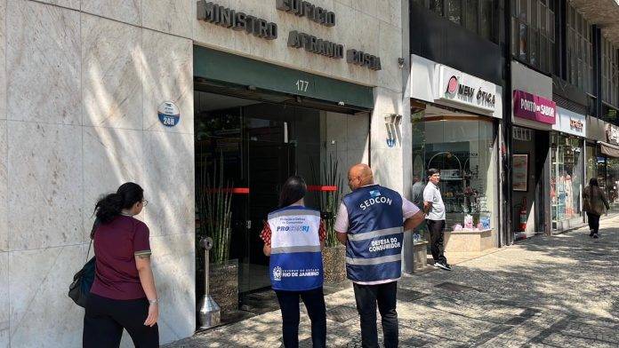 Procon apura se Águas do Rio bloqueou saída de esgoto de inadimplentes