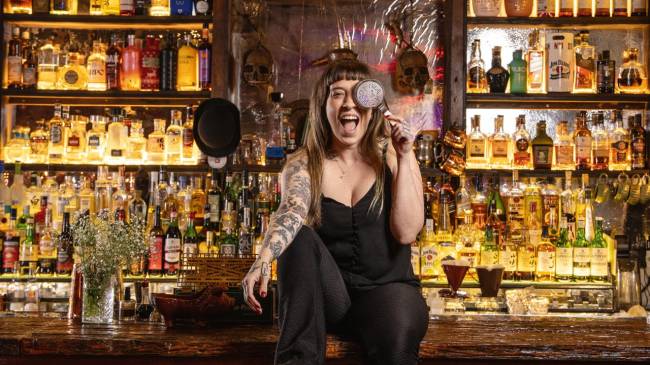 Bartender do ano: Laura Paravato exalta insumos brasileiros nos drinques