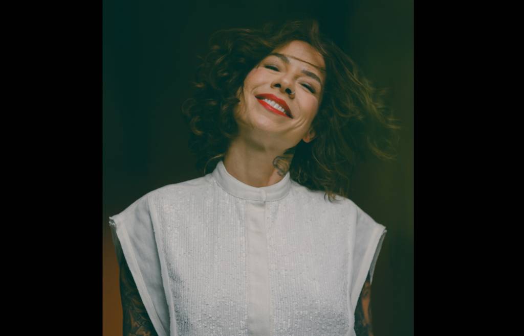 “Toca Raul!”: ainda sob a emoção da série, Vivi Seixas toca na “In Rio”