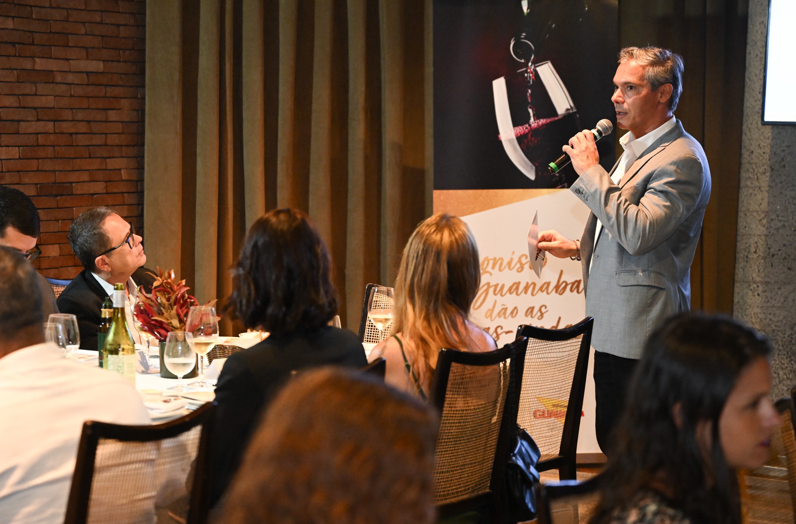 SOMMELIER DIONISIO CHAVES APRESENTA CARTA DE VINHOS DO GUANABARA