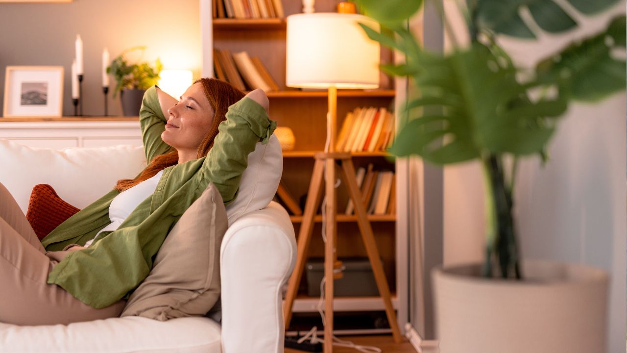 Mulher relaxando alto astral