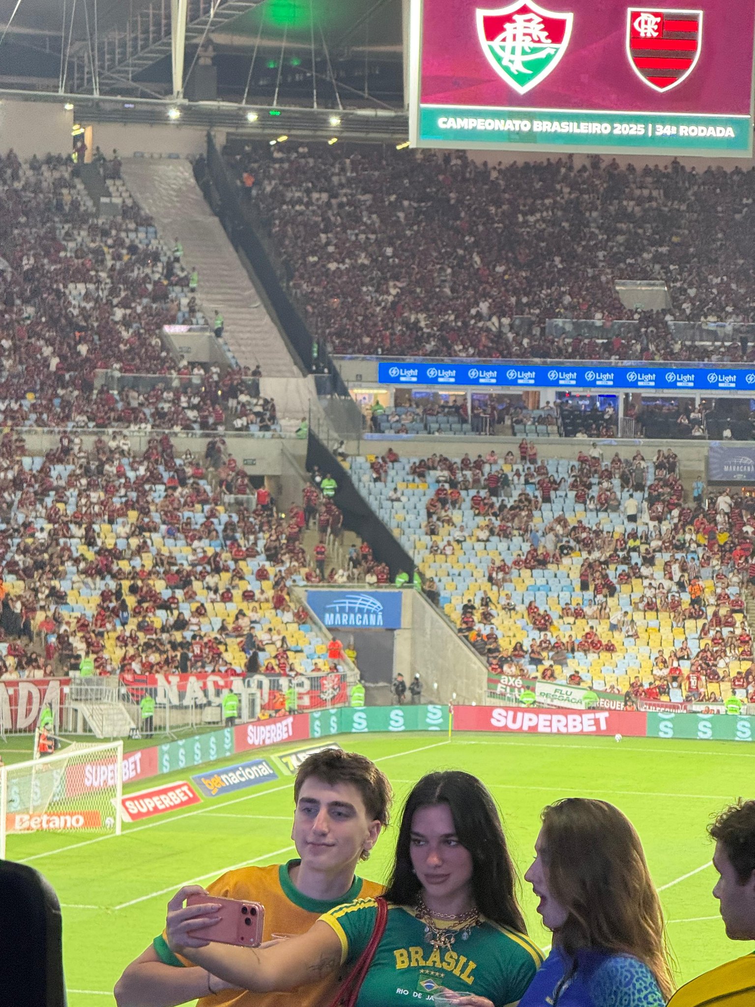 Dua Lipa com a fam&iacute;llia fazendo pose no Maracan&atilde;