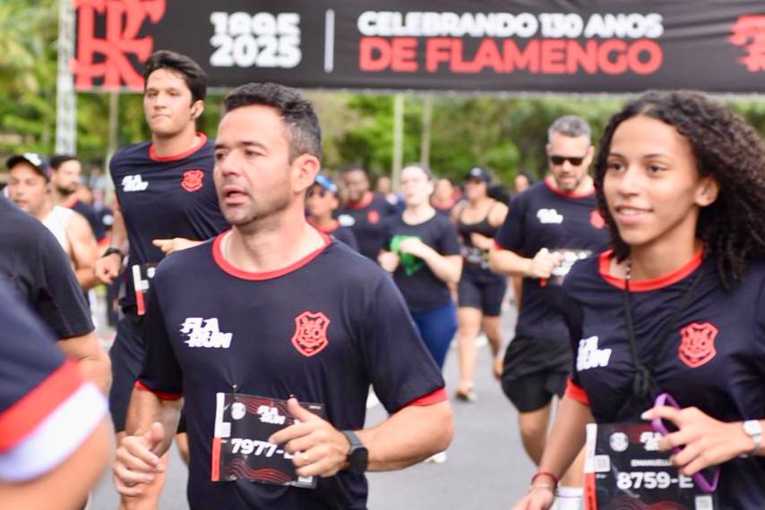 O eterno ídolo rubro-negro Juan participa da Fla Run 2025