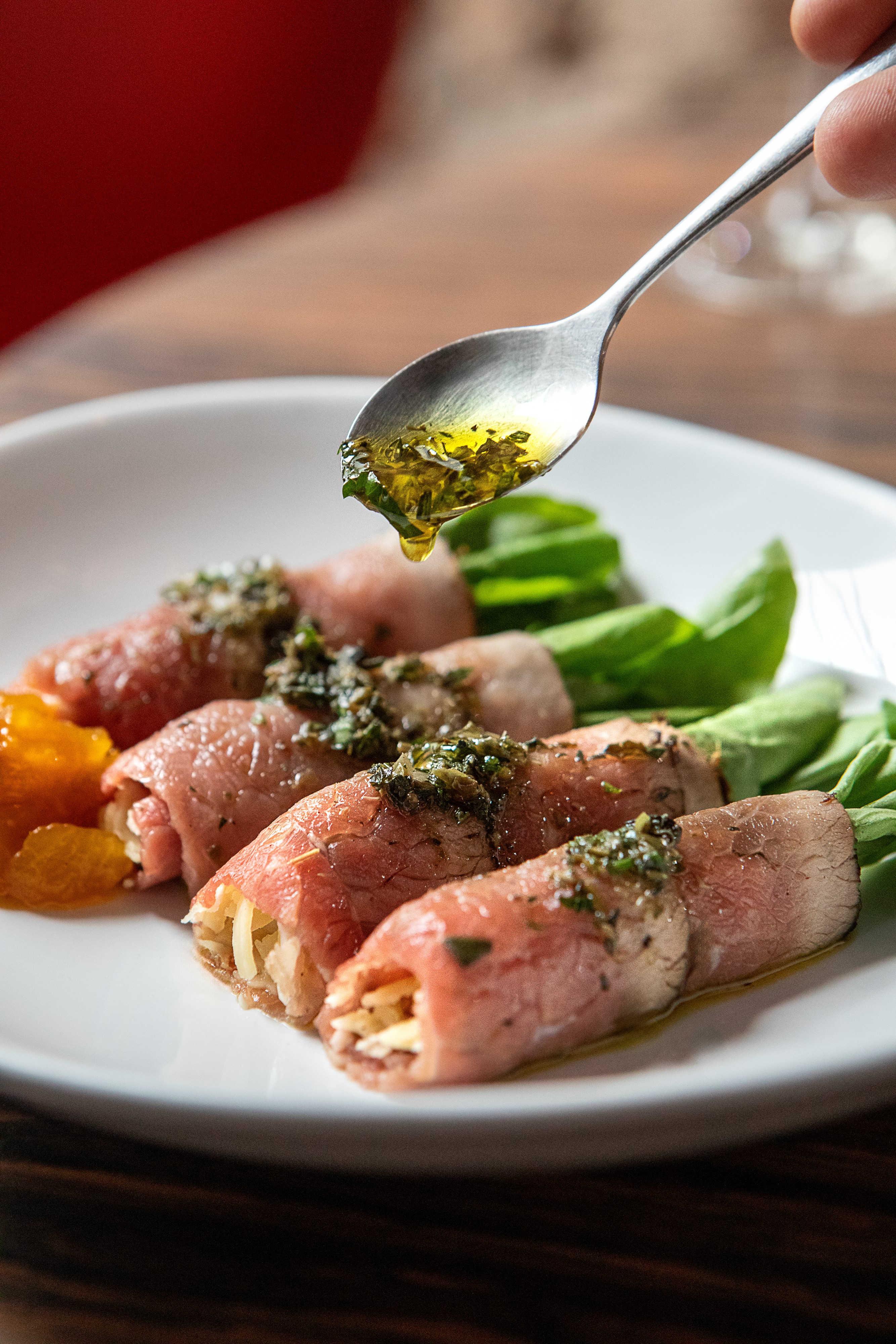 Miam Miam: rolinhos de rosbife com r&uacute;cula s&atilde;o cl&aacute;ssicos da casa