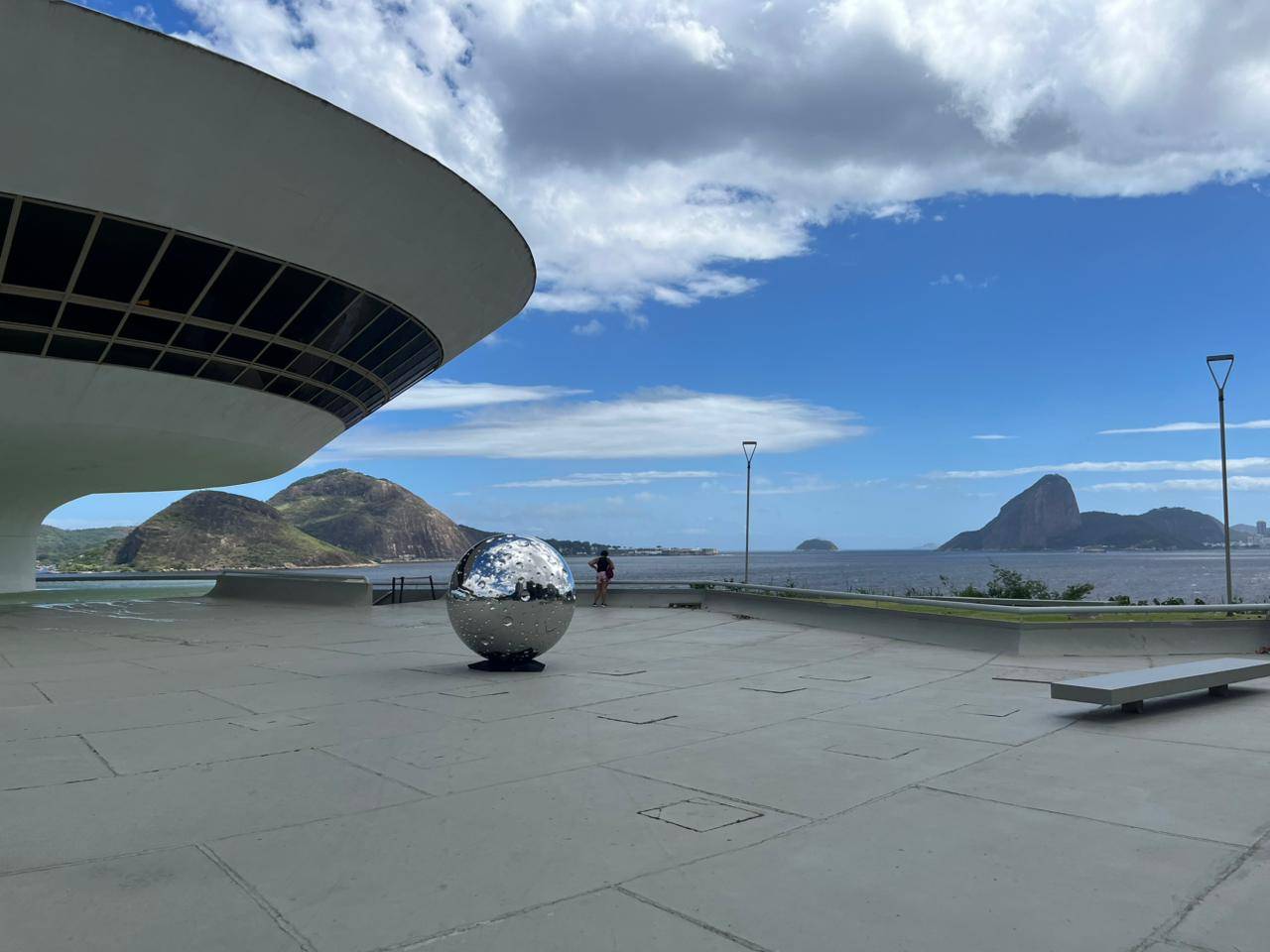 Mundo da Lua: Not Vital exibe esferas em aço inox na área externa do MAC