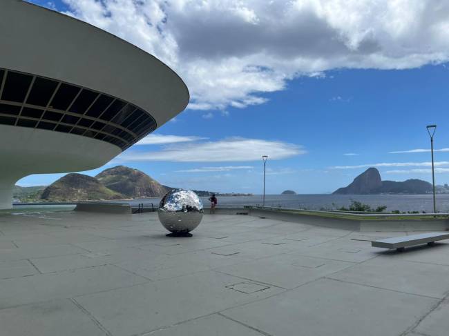Mundo da Lua: Not Vital exibe esferas em aço inox na área externa do MAC