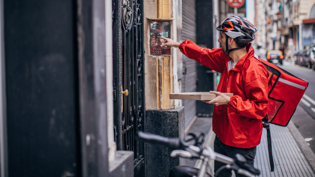 Câmara de Vereadores aprova proposta que proíbe subida de entregadores