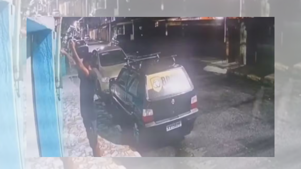 Homem é flagrado furtando pisca-pisca na Baixada. Veja!