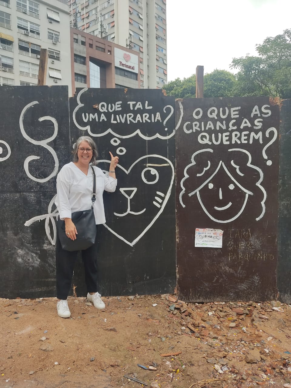 Martha Ribas e o muro pichado
