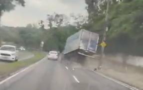 Briga de trânsito provoca acidente entre caminhão e carro. Veja o vídeo
