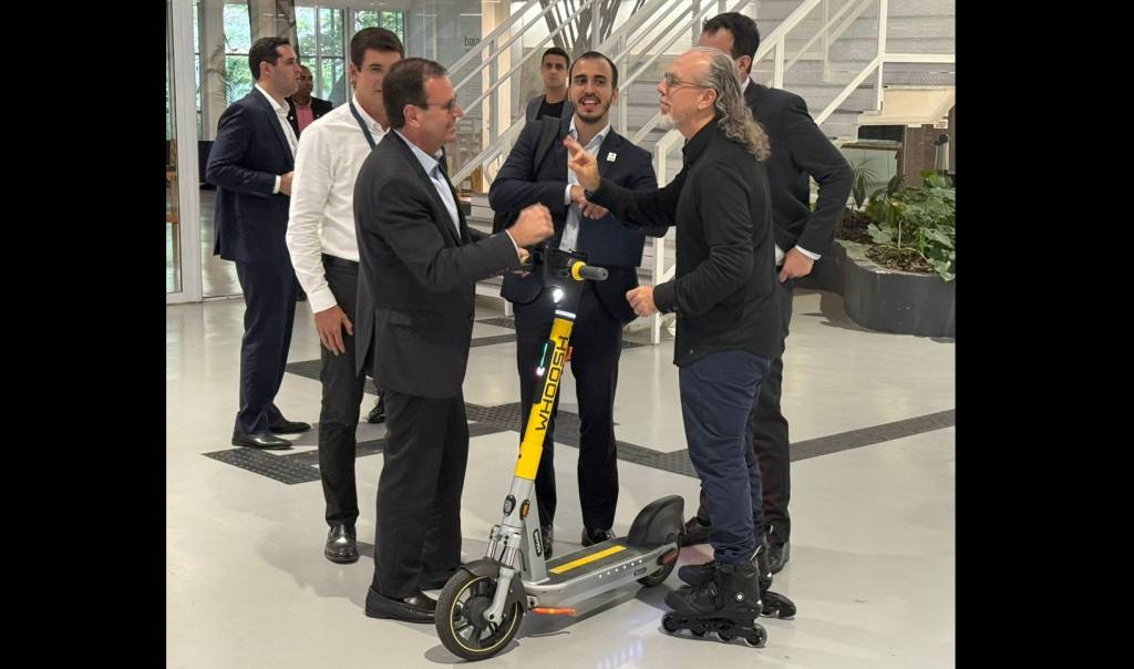 Encontro sobre IA: Teller chega de patins e Paes de patinete — que tal?