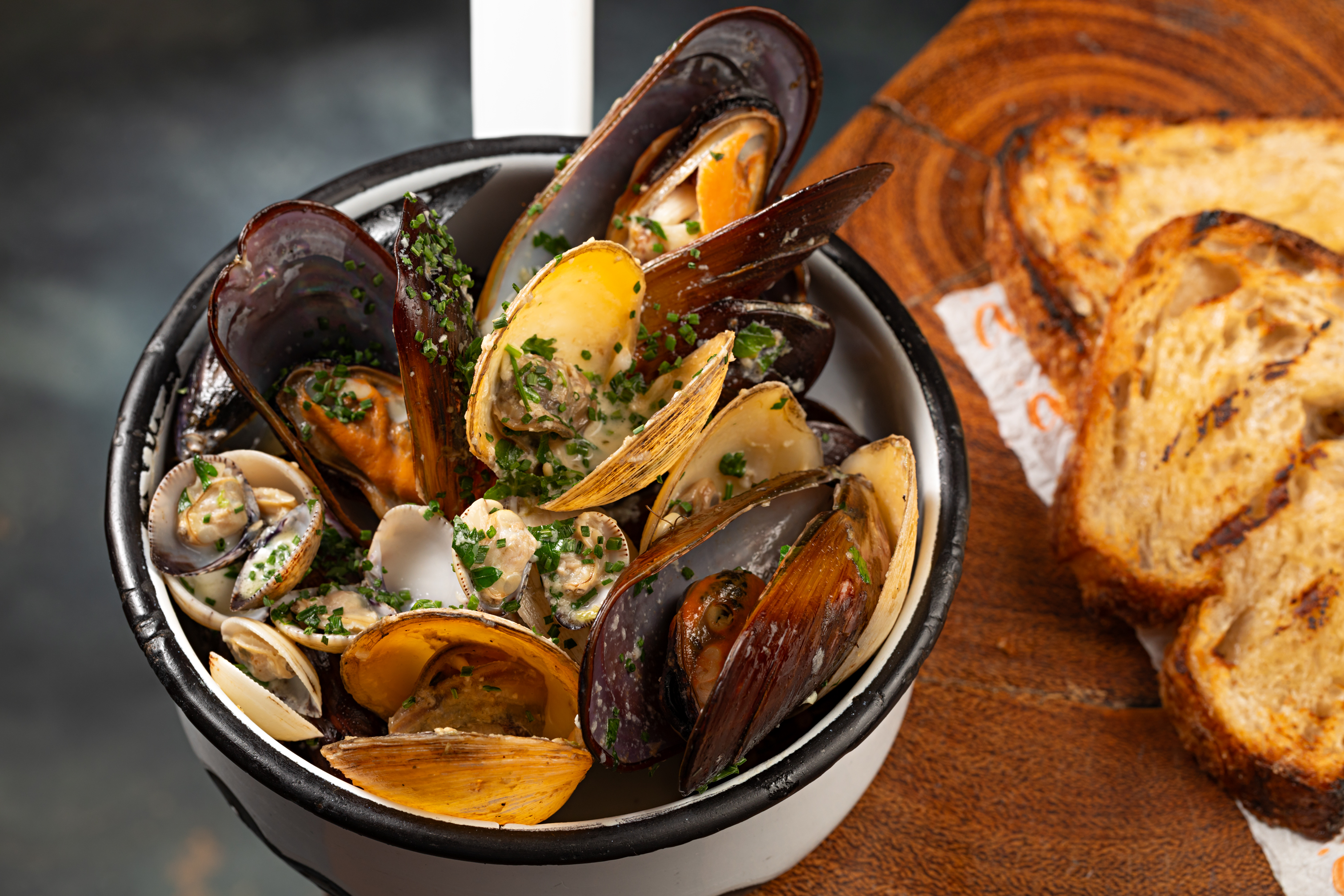 Rud&auml;: conchas brasileiras e molho de cacha&ccedil;a