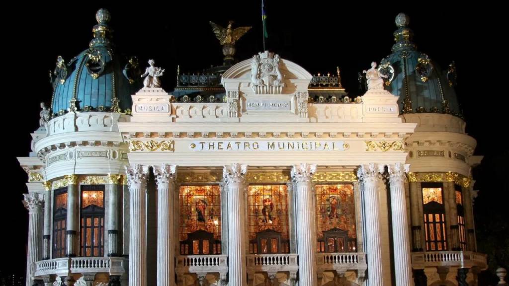 Turistas têm celulares roubados em frente ao Theatro Municipal